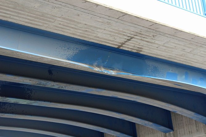 Schwerer Unfall zwischen Abschleppwagen und Brücke (Foto: Karl-Heinz Herrmann) Schwerer Unfall zwischen Abschleppwagen und Brücke (Foto: Karl-Heinz Herrmann)