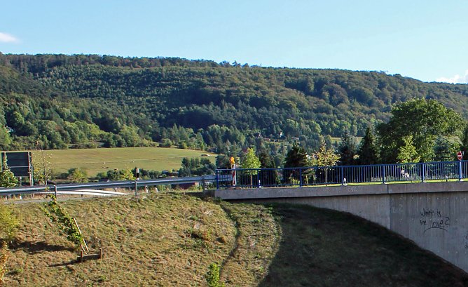 Schwerer Unfall zwischen Abschleppwagen und Brücke (Foto: Karl-Heinz Herrmann) Schwerer Unfall zwischen Abschleppwagen und Brücke (Foto: Karl-Heinz Herrmann)