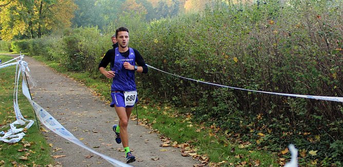 Die langen Strecken beim Stadtparklauf (Foto: Karl-Heinz Herrmann) Die langen Strecken beim Stadtparklauf (Foto: Karl-Heinz Herrmann)