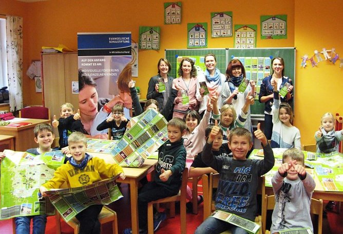 Daumen hoch f&uuml;r die neue Kinderfreizeitkarte der Welterberegion (Foto: privat)