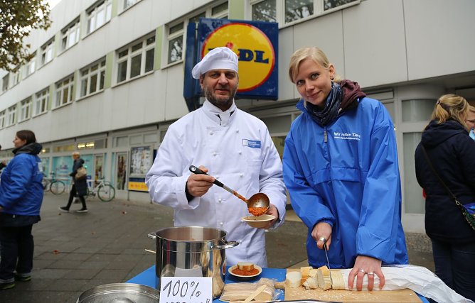 Vegane Bolognese verteilt (Foto: Tierschutzb&uuml;ro)