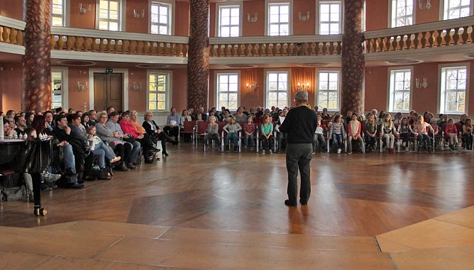 Getanzt und gesungen (Foto: Karl-Heinz Herrmann)