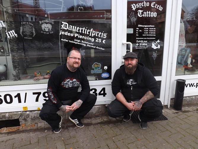Ronny Krauser (l.) und Mitarbeiter Marc Rehbein haben das Notinsel-Logo an der Schaufensterscheibe des Gesch&auml;ftes angebracht (Foto: Pressestelle Landratsamt Unstrut-Hainich-Kreis)