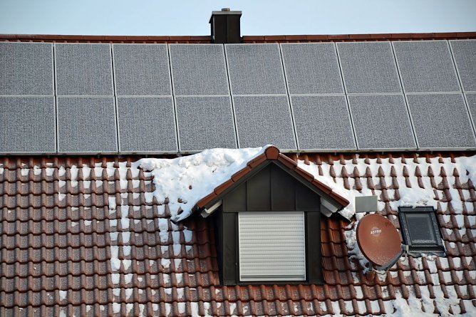 Selbst im Winter kann mit der PV-Anlage Eigenstrom produziert werden, da die glattfl&auml;chigen Module den Schnee abrutschen lassen. (Foto: privat)