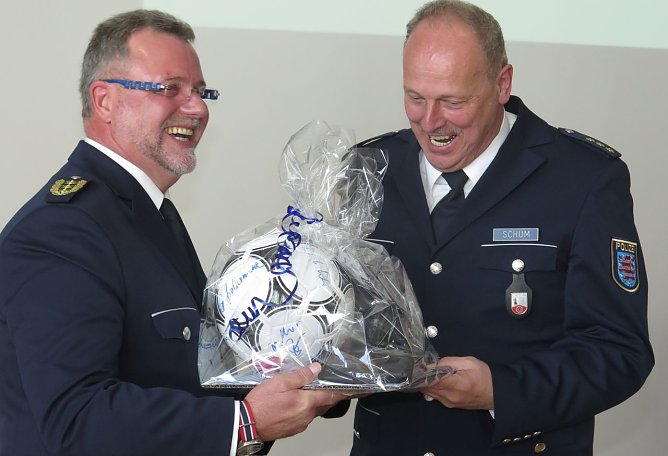 LPD-Chef Brunnengr&auml;ber &uuml;berreicht einen Fu&szlig;ball (Foto: nnz)