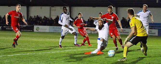Marco Sailer macht das 2:2 (Foto: Bernd Peter)