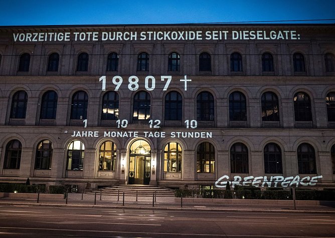 Projektion (Foto: Mike Schmidt/Greenpeace)