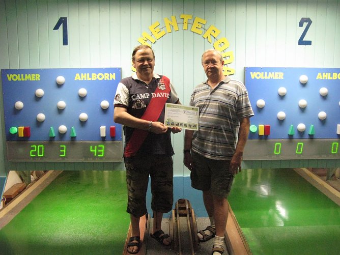 Gestern konnte der Landrat, Herr Harald Zanker, an den Kegelverein Menteroda 1990 eine Zuwendung in H&ouml;he von 750,00  � &uuml;bergeben (Foto: Pressestelle Landratsamt Unstrut-Hainich-Kreis)