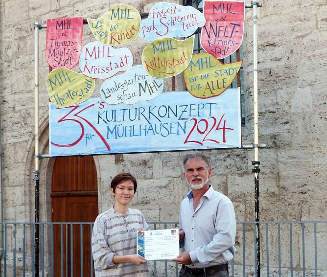 Scheck &uuml;brgeben (Foto: Landratsamt UHK)