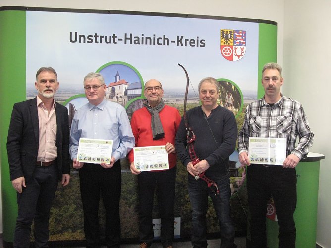 (v. l.): Landrat Harald Zanker, Gerhard Wegerich, Klaus Kubelka, Mike Heucke und Bert M&auml;der bei der Scheck&uuml;bergabe (Foto: Jessica Motz)