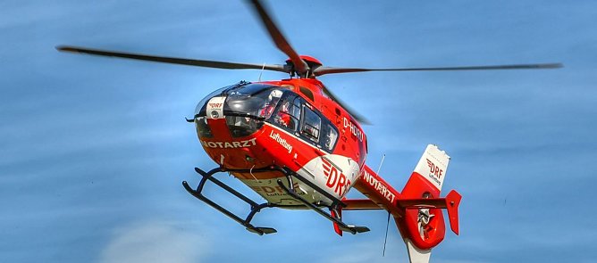 Hubschrauber des Typs EC 135 im Flug (Foto: DRF Luftrettung)