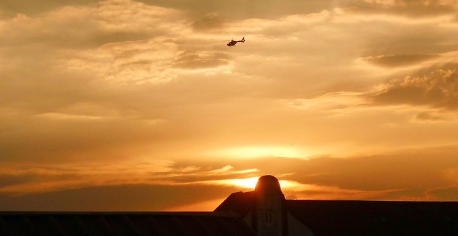 Sonnenuntergang &uuml;ber Nordhausen, oben "Christoph 37" (Foto: Bernd Thielbeer)