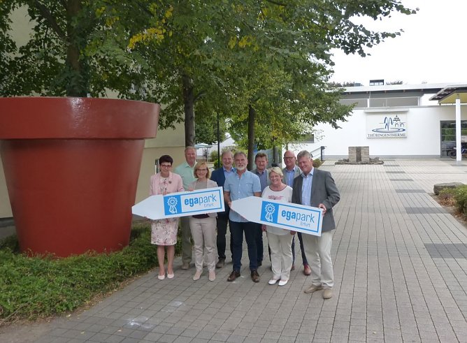 Der &uuml;berdimensionale ega-Blumentopf ziert ab sofort den Eingangsbereich der Th&uuml;ringentherme in M&uuml;hlhausen (Foto: Pressestelle Landratsamt Unstrut-Hainich-Kreis)