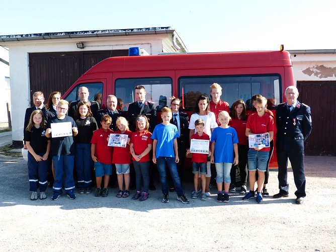 F&ouml;rderschecks &uuml;bergeben (Foto: Pressestelle UHK)