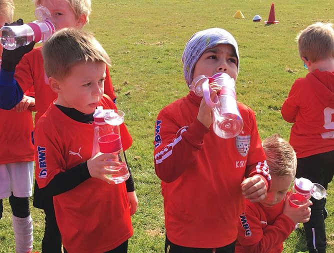 Trinken beim Sport ist wichtig (Foto: Fu&szlig;ballfabrik)