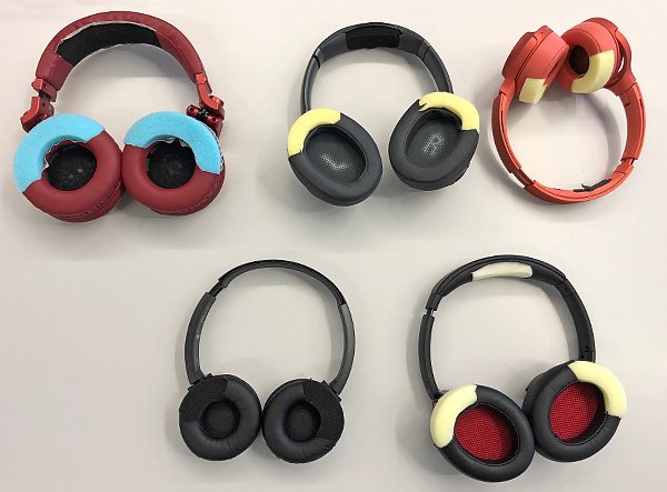 F&uuml;r unseren Schad&shy;stoff&shy;test entfernen wir Proben vom Ohrmuschelbe&shy;zug und analysieren sie im Labor. Laien k&ouml;nnen nicht beur&shy;teilen, ob ein Kopf&shy;h&ouml;rer krebs&shy;er&shy;regende Stoffe enth&auml;lt. (Foto: Stiftung Warentest)