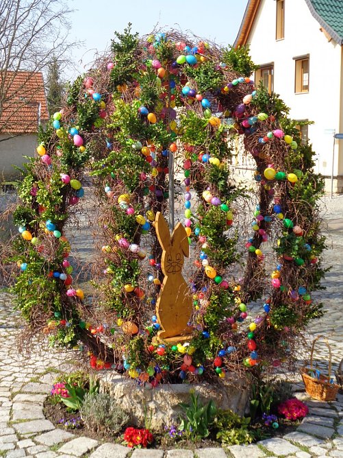 Größtes Osterei Thüringens steht wieder in Etzleben (Foto: Peter Keßler) Größtes Osterei Thüringens steht wieder in Etzleben (Foto: Peter Keßler)