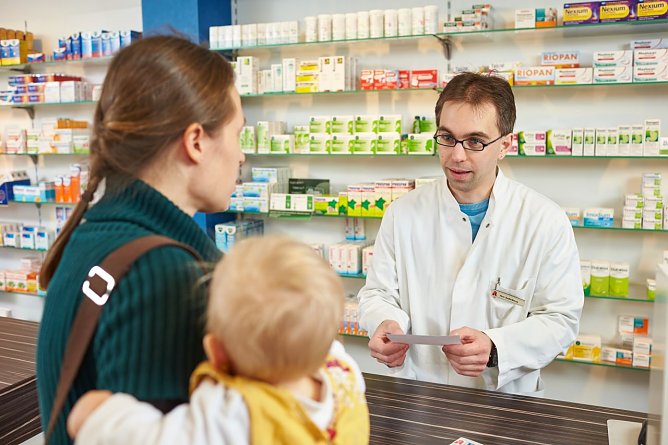 KKH-Apotheker Sven Sei&szlig;elberg in der Beratung (Foto: KKH)