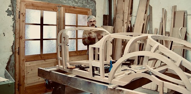 Meister am Hobel mit Benzin im Blut - Uwe Thiede bei der Arbeit (Foto: Hubert Rein)