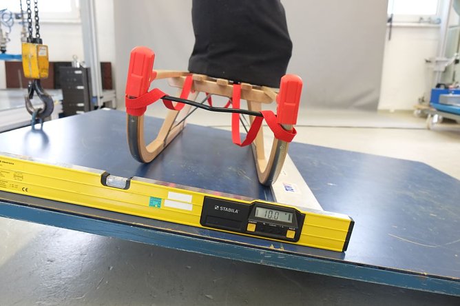 Wie neue Schlitten ihre h&auml;rteste Pr&uuml;fung schon im Hochsommer meistern (Foto: T&Uuml;V Th&uuml;ringen)