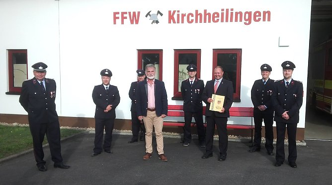 Landrat Zanker inmitten der Feuerwehrkameraden (Foto: LK UH)