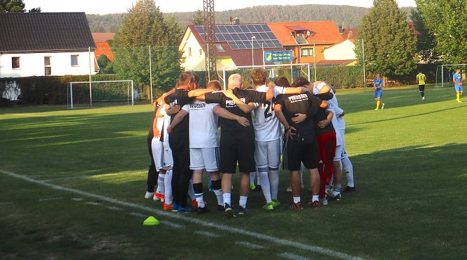 Das Preu&szlig;en-Team schw&ouml;rt sich vor dem Spiel mein (Foto: M.Fromm)