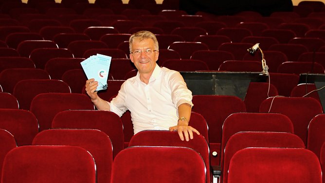 Intendat Daniel Klajner mit neuem Spielplan (Foto: Eva Maria Wiegand)