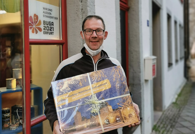 Max Blank freut sich &uuml;ber den M&uuml;hlh&auml;user Adventskalender (Foto: Tourist Information M&uuml;hlhausen)