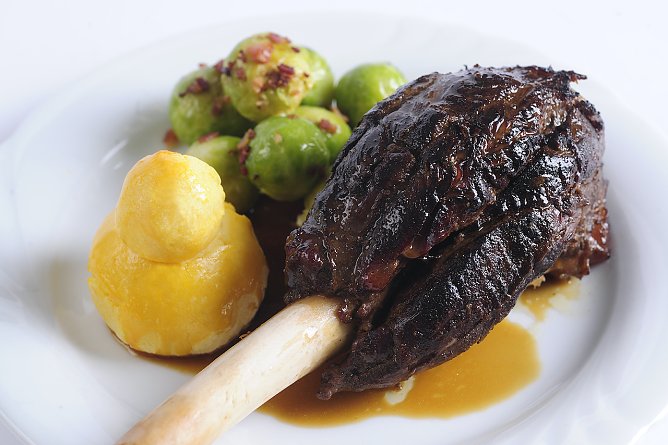 Damhirschhaxe mit Rosenkohl und Briochekartoffeln (Foto: Barbara Neumann)