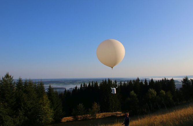 Start einer Ozonsonde am Hohen Pei&szlig;enberg (Foto: Ulf K&ouml;hler/DWD)