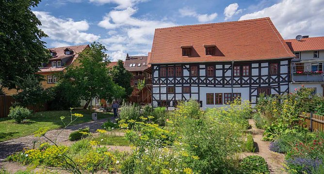 Der Apothekergarten am Apothekenmusem im Haus Rosenthal � der perfekte Platz f&uuml;r ein Insektenhotel (Foto: &copy; Bildarchiv BUGA Erfurt 2021 gGmbH)