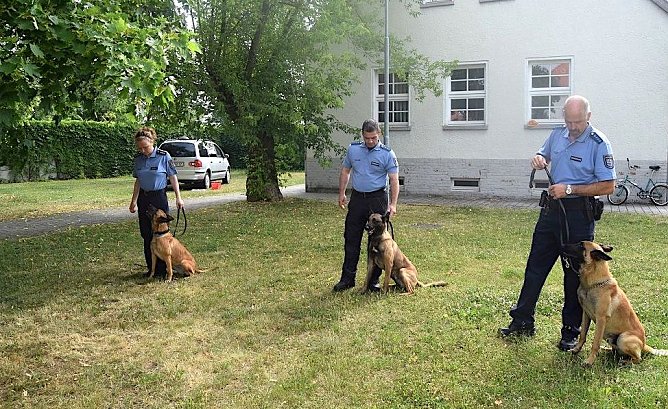 Hundef&uuml;hrer mit ihren Tieren vor der Polizeiwache (Foto: LPI NDH)