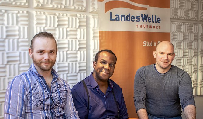 Das Trio w&auml;hrend einer Radioshow im Jahre 2019 (Foto: Fellas)