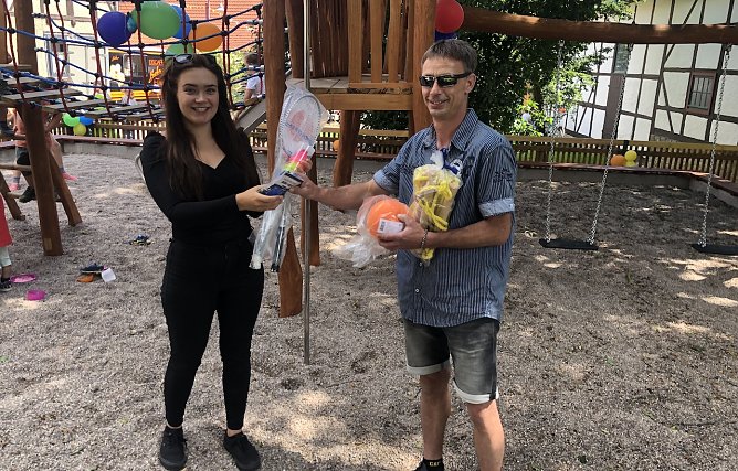 Spende vom Landkreis f&uuml;r den Spielplatz (Foto: K.Vogler)