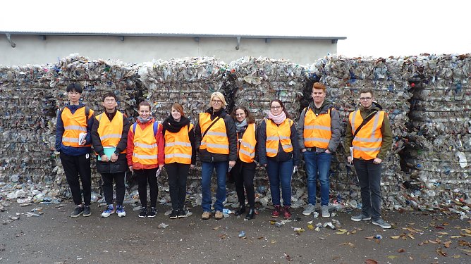 Studierende des Studiengangs Umwelt- und Recyclingtechnik mit ihrer Professorin Sylvia Dannewitz auf Exkursion zum Thema Kunststoffrecycling bei Veolia Umweltservice Ost GmbH & Co. KG in Nordhausen (Foto: Sylvia Dannewitz)