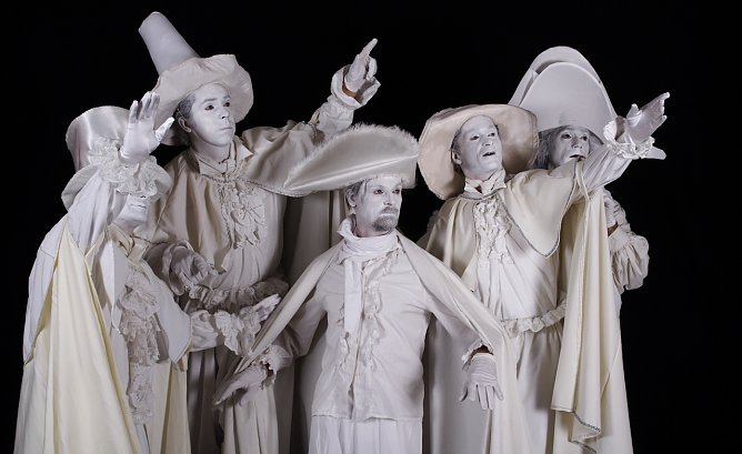 Aktionstheater Kamaduka als "Wei&szlig;e Gentlemen":  Wie Reisende sind sie den Engeln gleich: Durchqueren endlose R&auml;ume, finden sich urpl&ouml;tzlich ein. (Foto: Agentur)