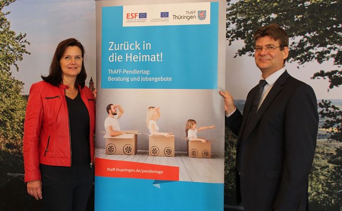 v.l. Landr&auml;tin Antje Hochwind-Schneider; Andreas Knuhr Teamleiter -Th&uuml;ringer Agentur f&uuml;r Fachkr&auml;ftegewinnung (Foto: Eva Maria Wiegand)