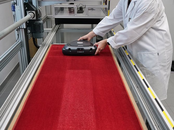 Der AEG-Sauger holte die gr&ouml;&szlig;te Menge des zuvor einge&shy;walzten Staubs aus unserem Pr&uuml;fteppich heraus (Foto: Stiftung Warentest)