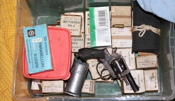 Die Waffe samt der gefundenen Munition (Foto: Polizei Th&uuml;ringen)