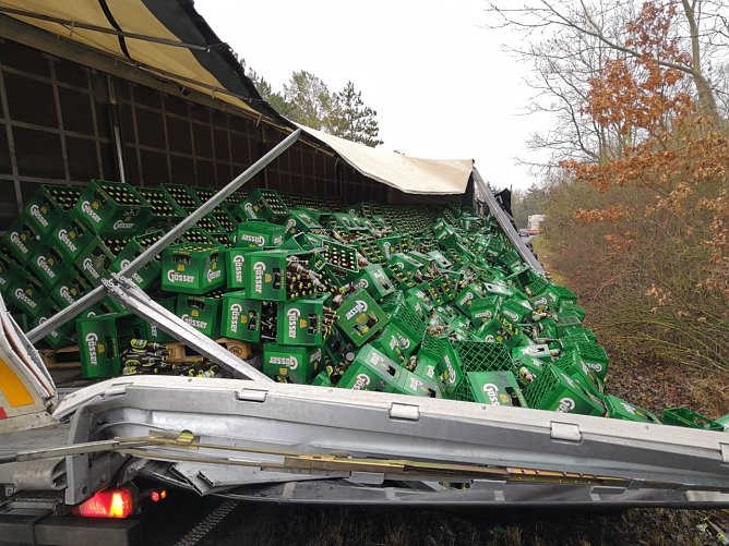 Getr&auml;nkelaster verungl&uuml;ckt (Foto: Landespolizeiinspektion Nordhausen)