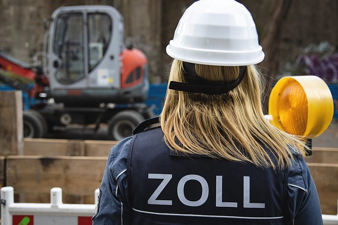 Zöllnerin bei der Arbeit (Foto: IG BAU) Zöllnerin bei der Arbeit (Foto: IG BAU)