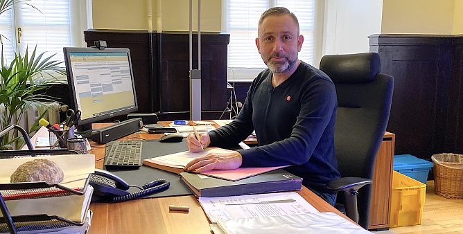 B&uuml;rgermeister Matthias Reinz an seinem Arbeitsplatz (Foto: oas)