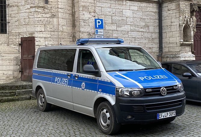 Verwaister Polizeiwagen an der Marktkirche Die Demo blieb aus (Foto: oas)