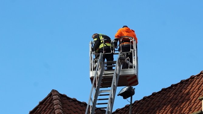 Bei strahlendem Sonnenschein wurden die Strahler der Kirche erneuert (Foto: Eva Maria Wiegand)