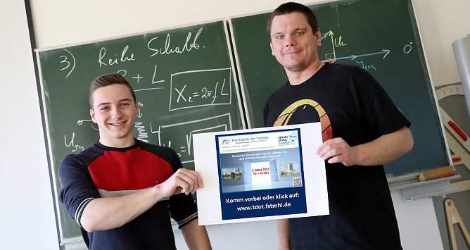 Konstantin Prei&szlig; und Christoph Heinemann aus der Fachschulklasse FST ET21V bewerben den Tag der offenen T&uuml;r der an der Fachschule f&uuml;r Technik  (Foto: K.Grunert)