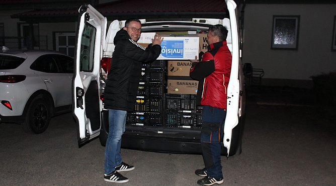 Benno Harbauer und Thomas Seifert beladen den Preu&szlig;en-Kleinbus mit Hilfsg&uuml;tern (Foto: Eva Maria Wiegand)