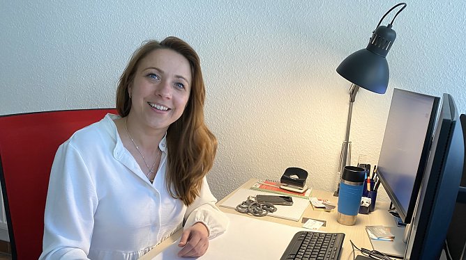 Sandra Czerniak in ihrem B&uuml;ro in der Marktstra&szlig;e 29 (Foto: oas)