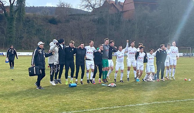 Das Preu&szlig;en-Team bejubelt den Sieg vor den mitgereisten Fans (Foto: B.Harbauer)
