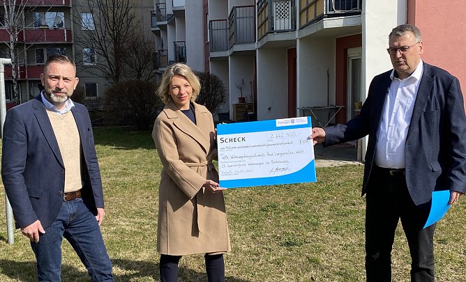 B&uuml;rgermeister, Ministerin und WBL-Chef mit dem symbolischen Scheck (Foto: oas)