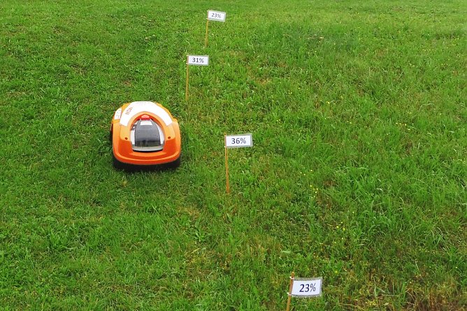 Steigungs&shy;test: Schaffen die Roboter den Hang? (Foto: Stiftung Warentest)